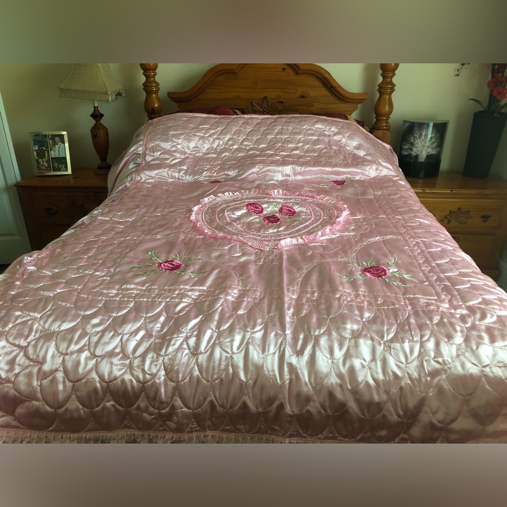 Elegant Pink Quilted Bedspread Queen